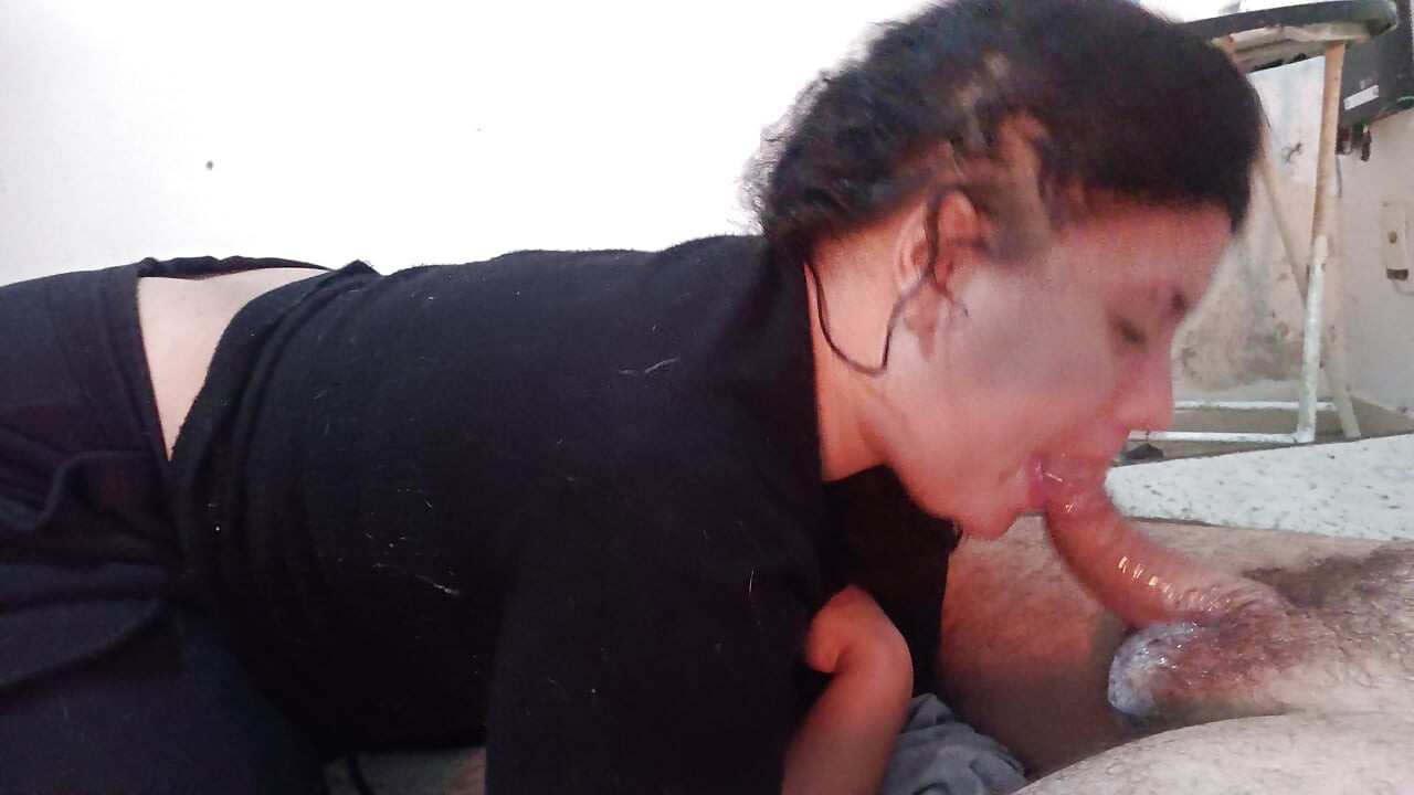 EXTREME POV OF THIS LITTLE MOUTH GOING DEEP INTO THE STALK OF THE CUCKOLD'S EXICTADO COCK