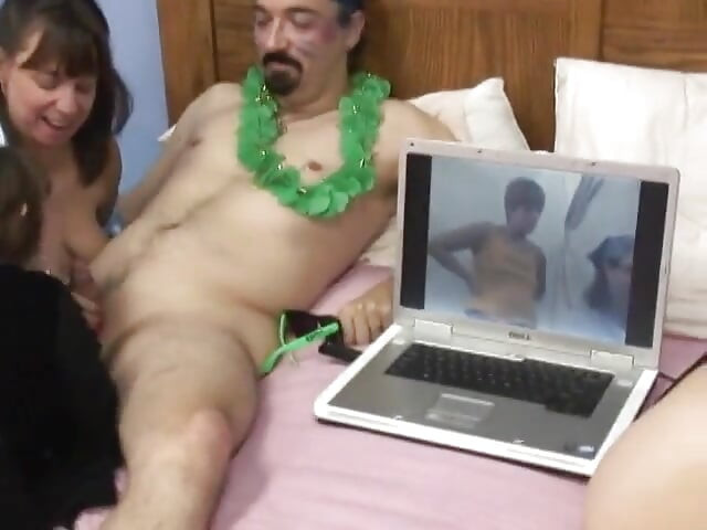 호텔에서 얼간이 친구와 자지를 빨아주는 남자
