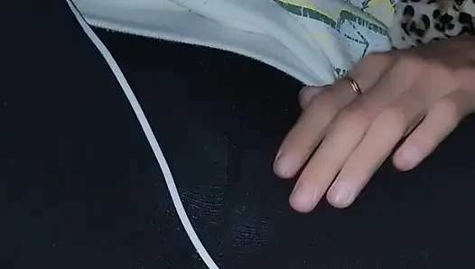 Ich schaue Pornos und werde so aufgeregt, dass ich mich überall berühre