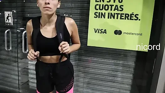 Verloren in Der Stadt: Ich Habe Einen Total Fremden Gefickt, Um in Seiner Wohnung Zu Bleiben!