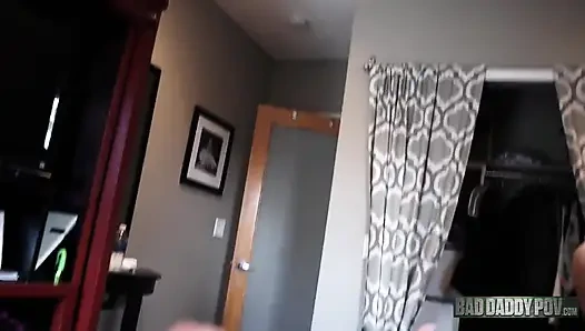 Savana styles si cewek hot rambut merah kepergok ganti baju sama abang tirinya sendiri