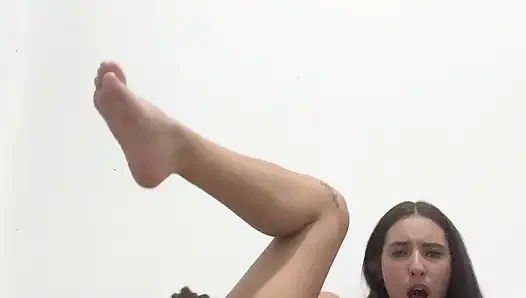 Aku menghangatkan dengan dildo besarku dan minyakku