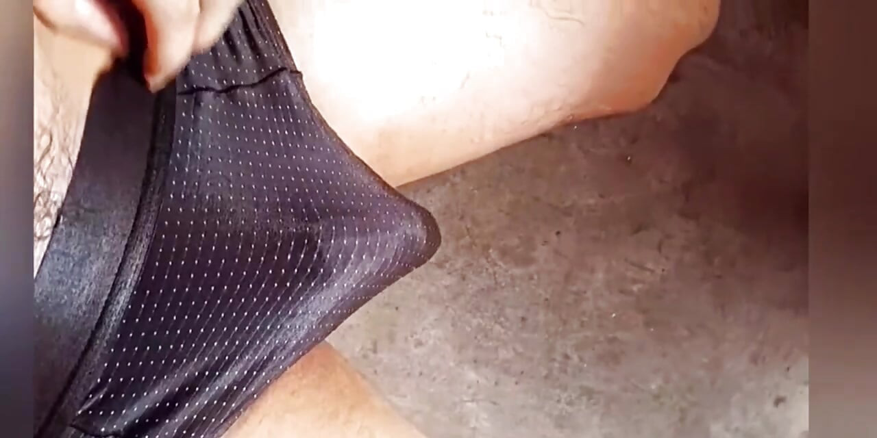 Zakar berdiri dalam seluar dalam.