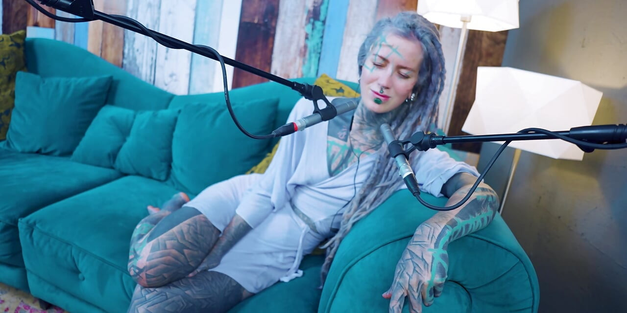 Jeg snakker om R - Relief - ASMR podcast SFW snakker goth tynn jente dreadlocks tatoveringsmodell blekket jente