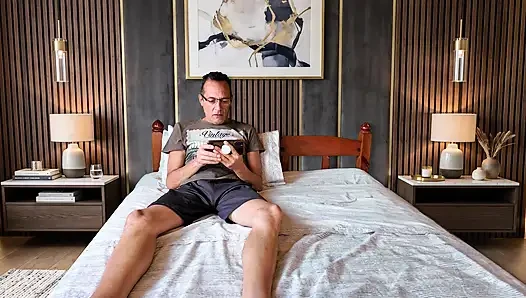 Die Stieftochter konnte kaum glauben, dass ihr Stiefvater mit seinem kleinen Mund masturbierte und am Ende zweimal damit zusammenkam