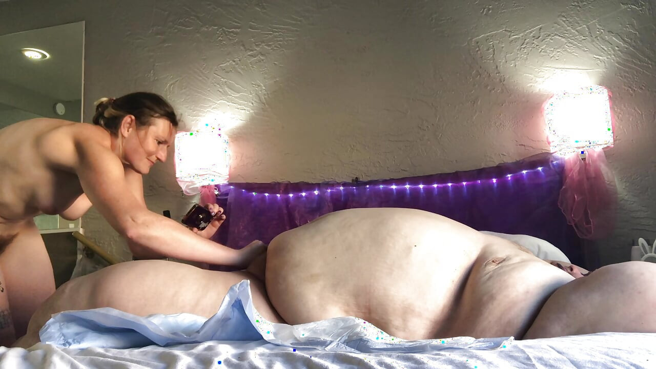 MILF Mit Atemberaubendem Arsch Liebt Es, Mit Sehr Fettem Mann Nackt Herumzuziehen Und Ihn Dann Zu Wichsen