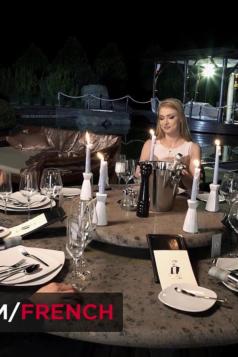 商务晚宴：合同被双插封住