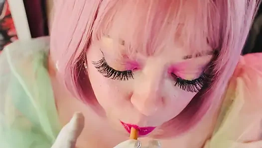 Eine hübsche prinzessin, Tina Snua , chainsmokes 2 Cork Zigaretten - baumelnde Snap-Inhales, treibenden Rauch