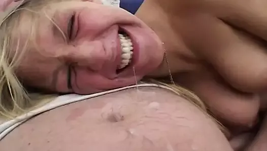 Une blonde sexy d'Allemagne aime se masturber avant de sucer une bite