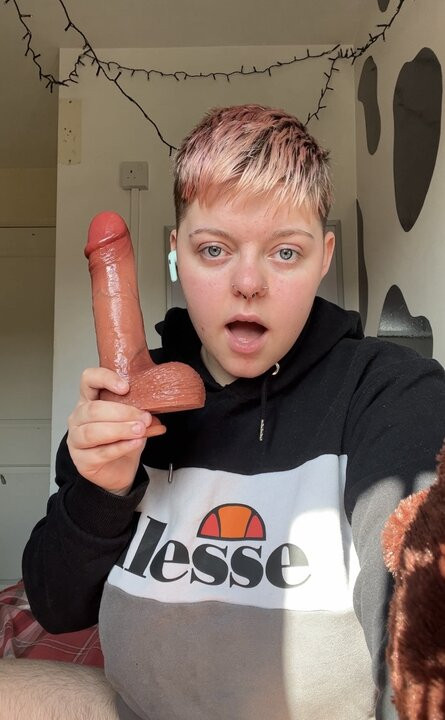 Transjongen Alexander kokhalst op een enorme dildo