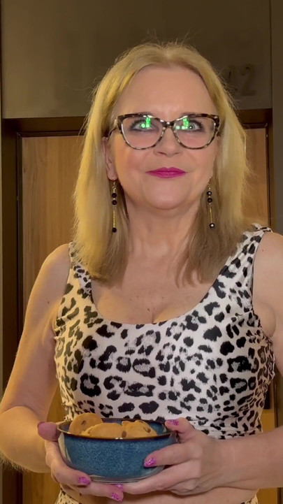 Yeni komşu kadın kendini tanıtıyor