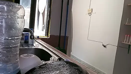 Kayınvalide mutfakta sutyenle temizlik yapıyor