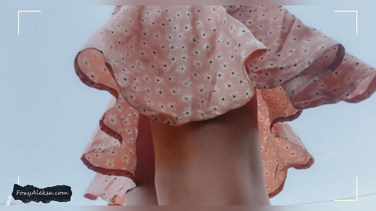 와! 로드사이드 카페에서 팬티 없이 작은 보지를 드러내는 장면. 짧은 반바지와 치마 아래 나체 보지를 야외에서