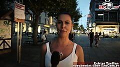 Niemiecki casting na rogacz na ulicy z parą w miejscach publicznych