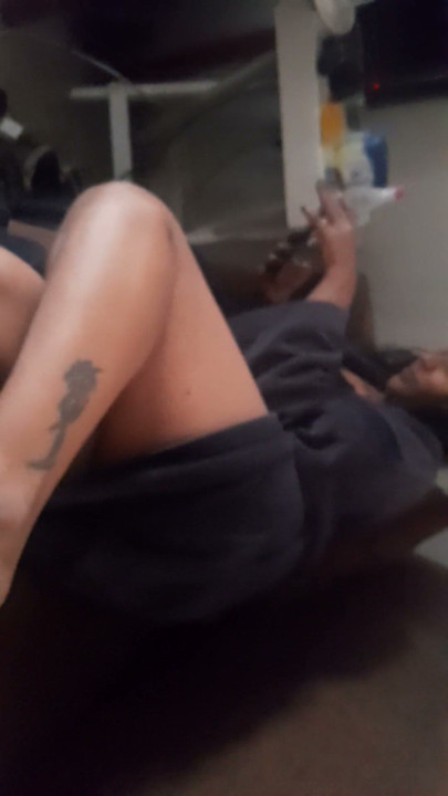 MILF India berpayudara besar memberi suaminya footjob | Klip 1