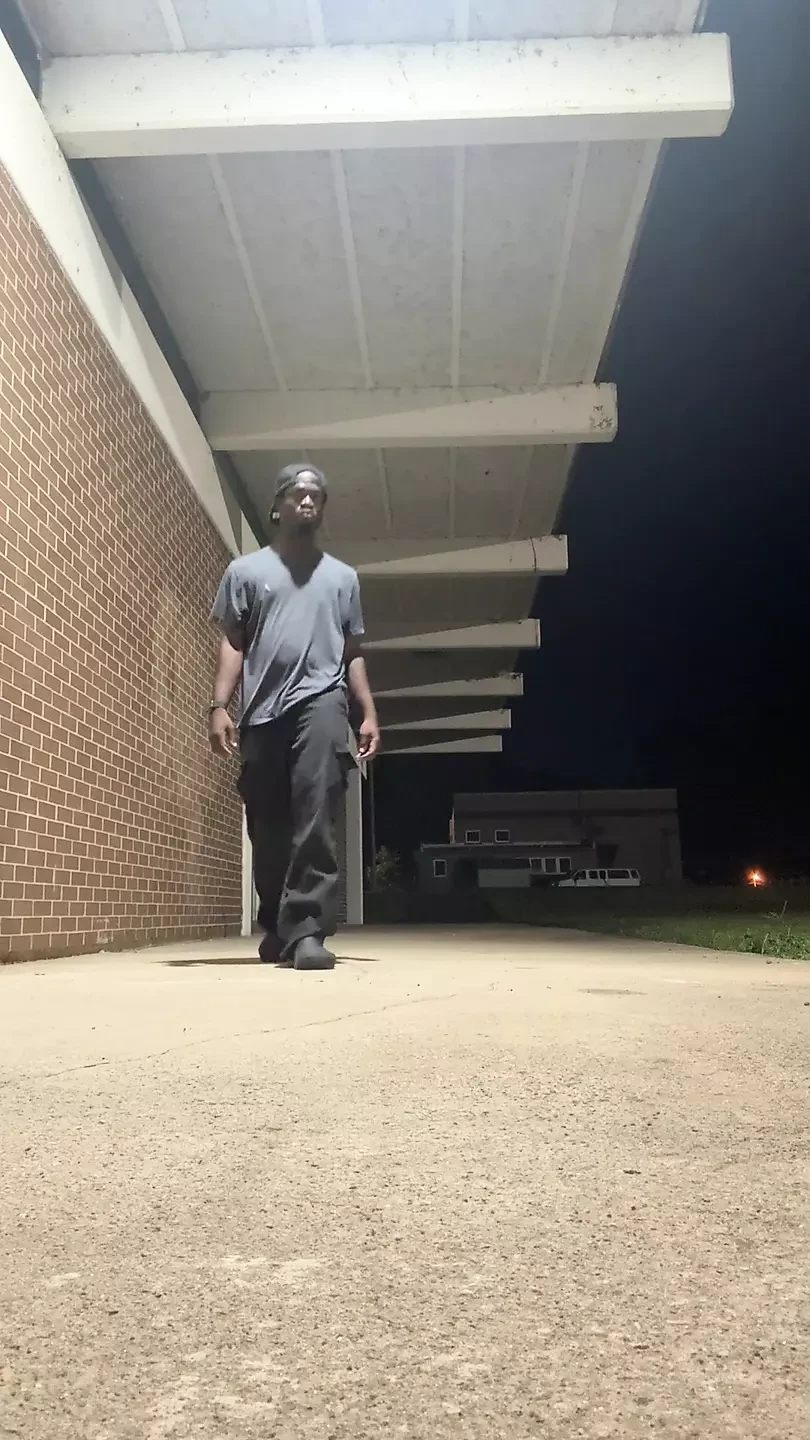 Decidí dar un paseo por la noche y al azar recibió el impulso de ponerse medio desnudo en público y twerk a la luz de la noche