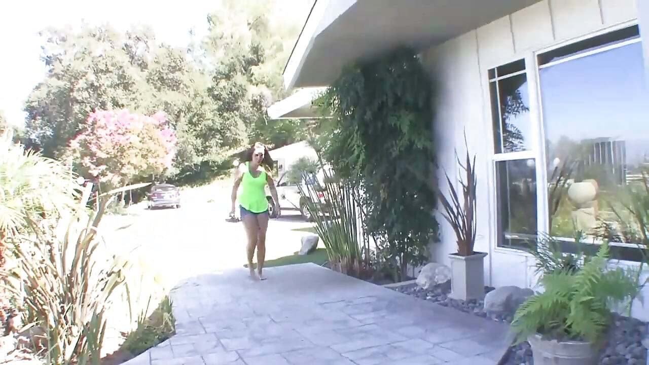Dos chicas se lo pasan bien con un tío negro.