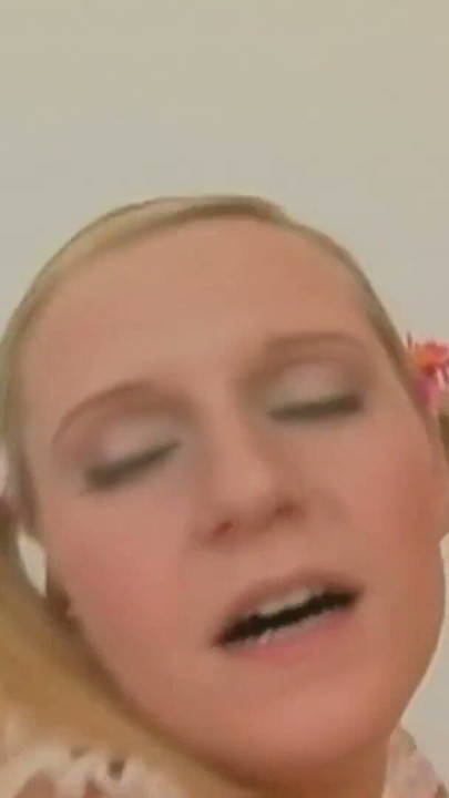 Das blonde Titten Teen hart gebumst | Clip 2