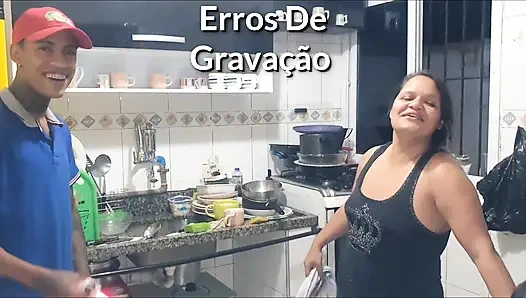 Ich konnte es nicht mehr ertragen und ich gab sogar meinen Arsch dem Freund meines Sohnes, einem Jungen. Spielzeugdarsteller