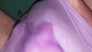Éjaculation dans une culotte en coton violette