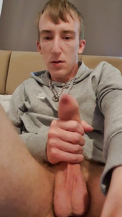 Selfsucking chłopak z masywnym kutasem ciasnym tyłkiem