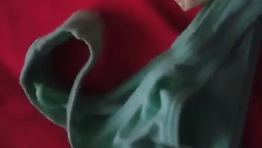 Karımın kullanılmış tangasıyla mastürbasyon yapıyorum ve fark etmiyor