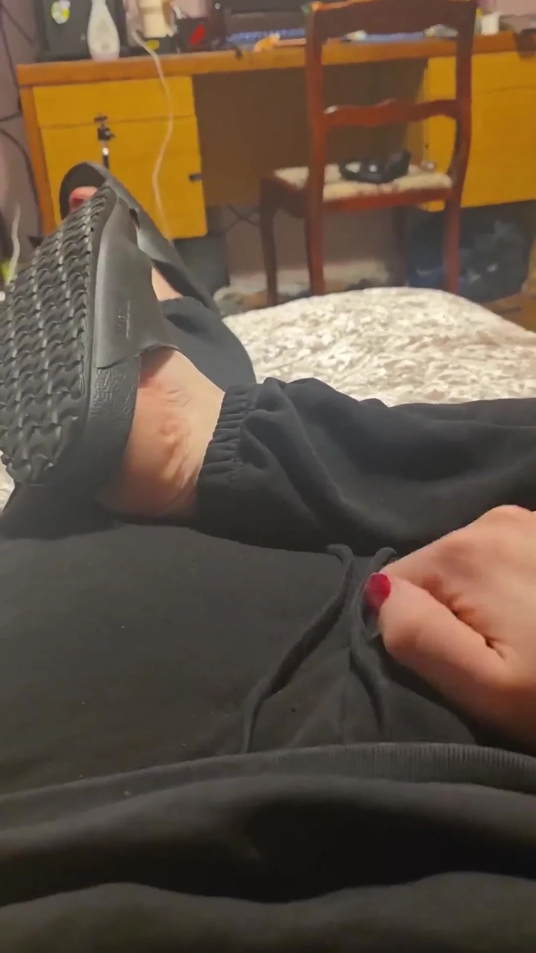 Birkenstocks'larıma boşalıyorum