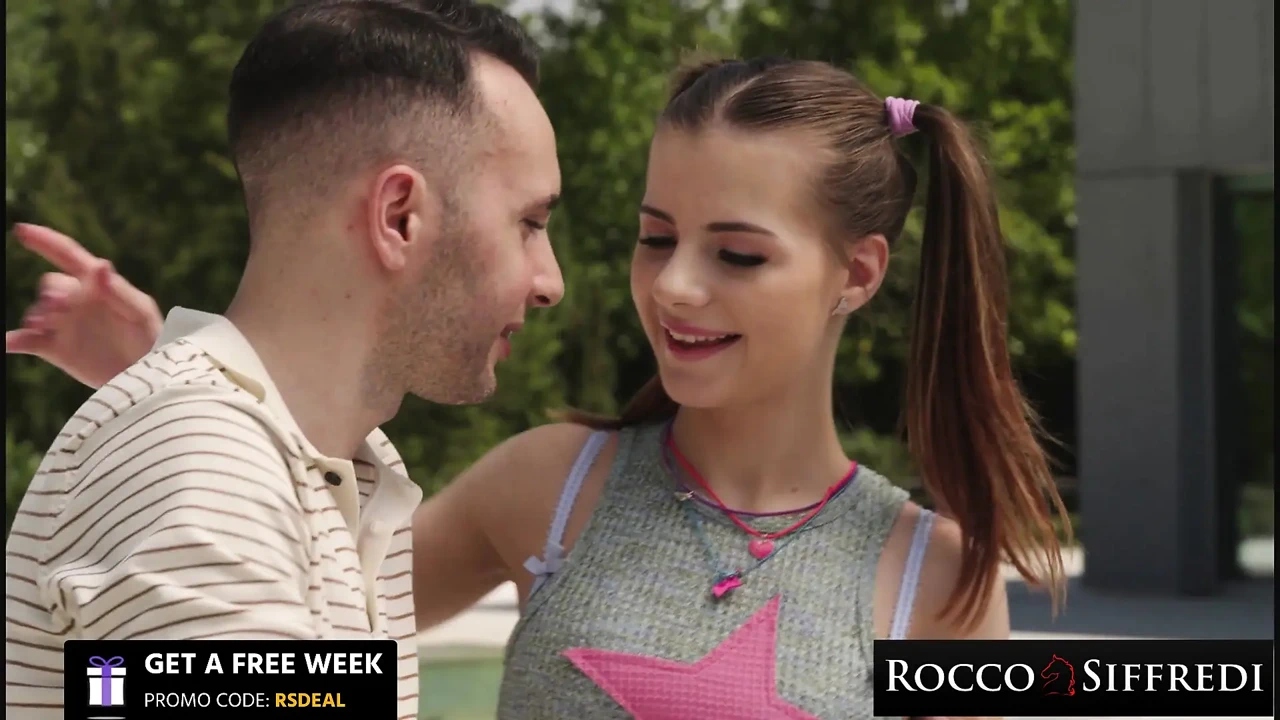 Rocco Siffredi - 饥渴的学生勾引巨大的鸡巴老师