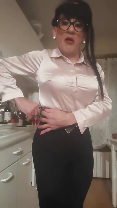 Crodreisser Excited with Satin Blouse Solit