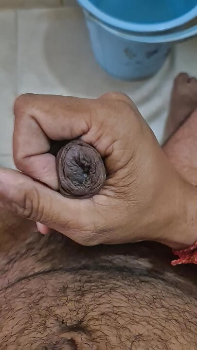 Обнаженное гибкое тело в ванной дрочит в ванной и мастурбирует со скоростью, очень быстрые дрочи и сперма в ванной перед душем