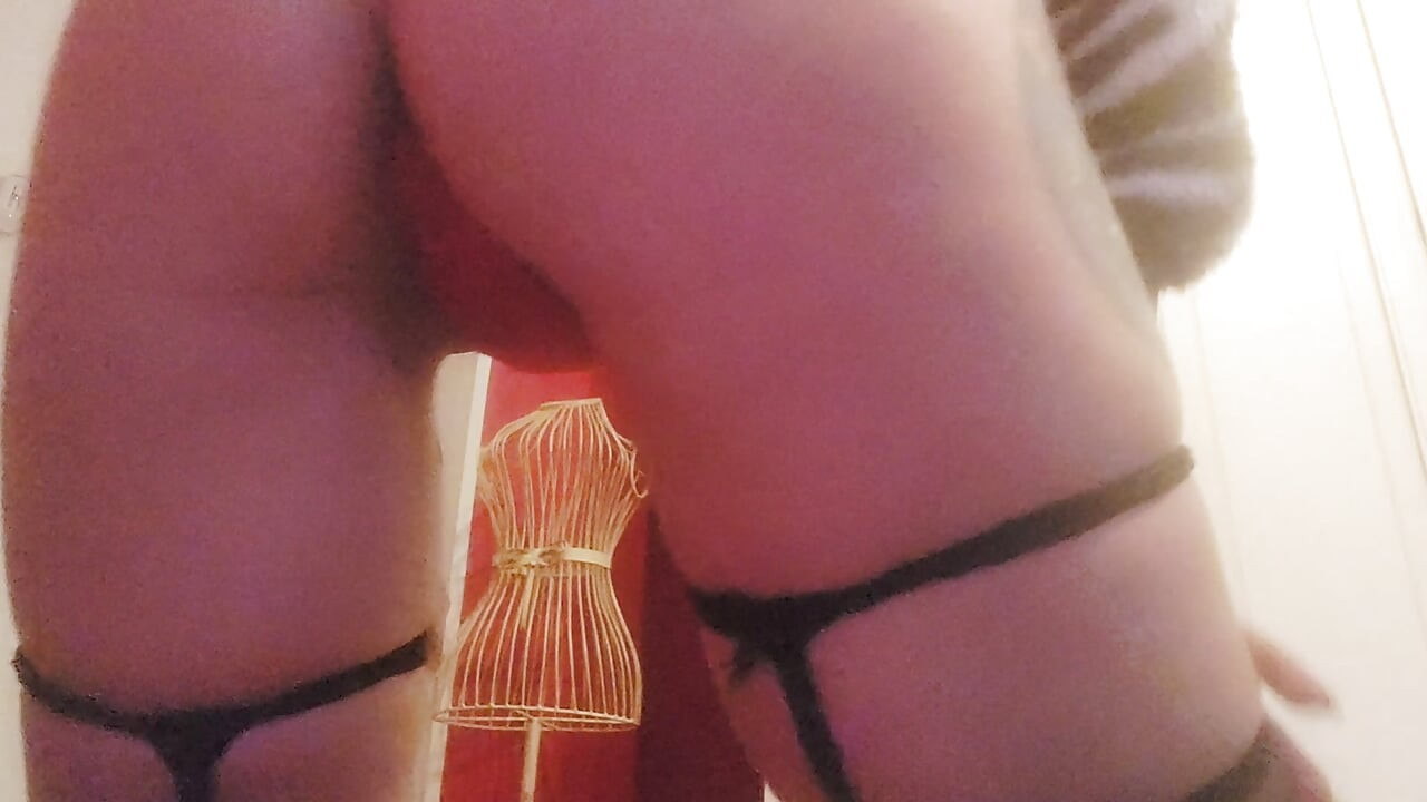 Zwilżam majtki i pokazuję ci, jak mi się podoba