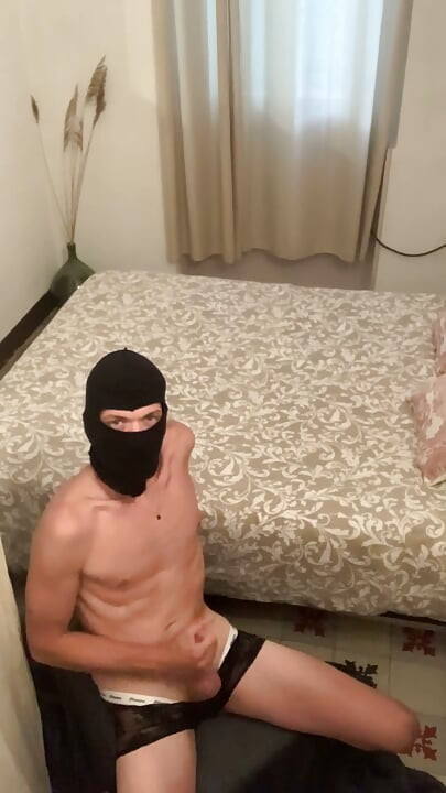 Мастурбация, когда горничная дома