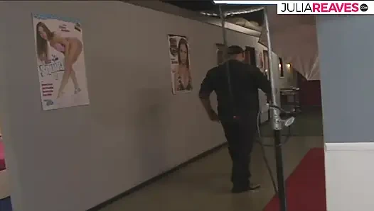 Büyük memeli bebek canavar bir yarakla sert sikişten sonra döl yiyor