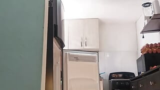 Tonton Bagaimana Aku Mengatur Dapur dan Pakaian, Gerak Cepat, Telanjang