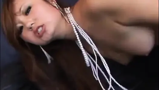 Азиатскую милфу с красивыми сиськами трахнули и камшот в рот от большого члена