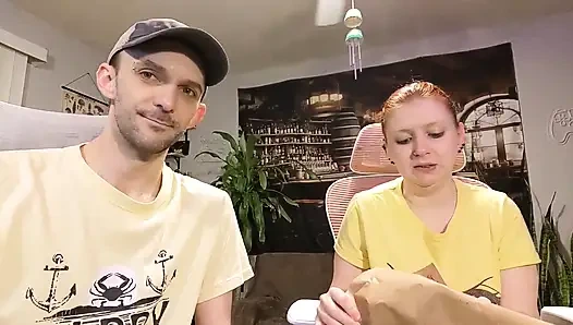 İstek Listesi Hediyeleri 9 - Kırmızı Korse Ve Siyah Vinil Elbise Kutu açılıyor Ve Mastürbasyon