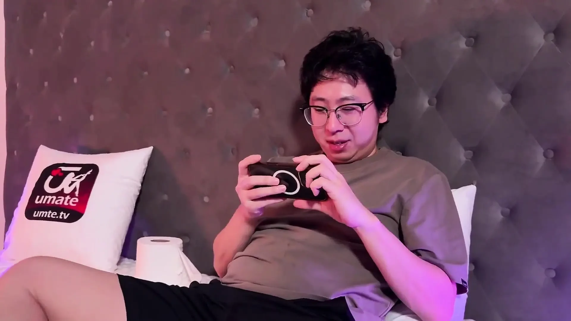 Christmas Special – Wishing Success? Internet Celebrity Asian Slut Sucks Meat Sticks Like Crazy