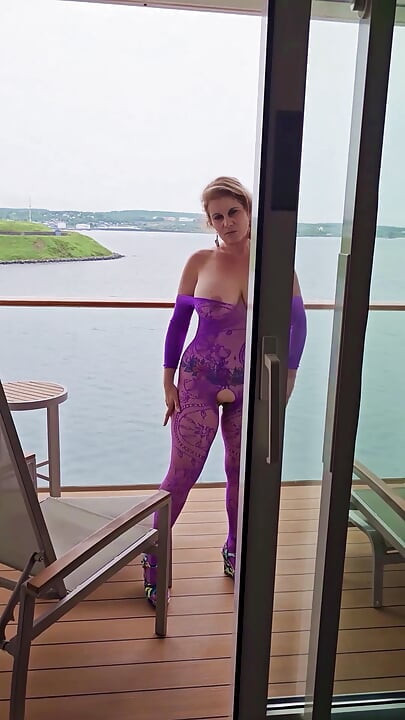 REAL Mommy Shows her MATURE PUSSY in her Cruise Ship Cabin Voyeur View