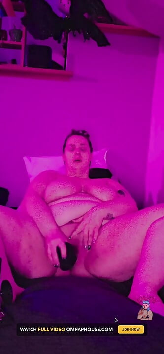 BBW levittää pilluaan koneelleen