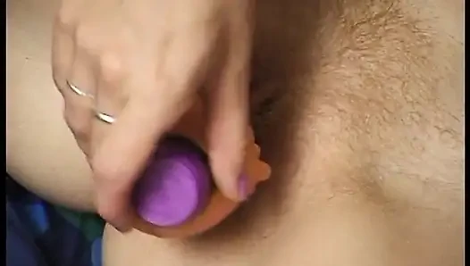 Pelacur pirang masturbasi sebelum dan sesudah memberikan blowjob