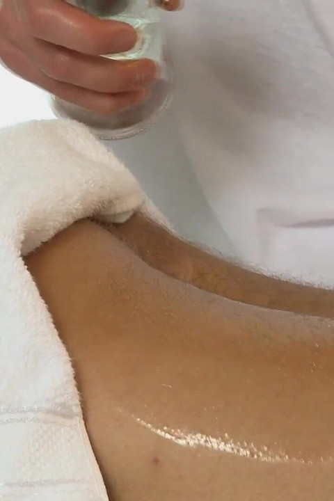 ハンサムなマッサージ師は彼のクライアントとセックスをしています