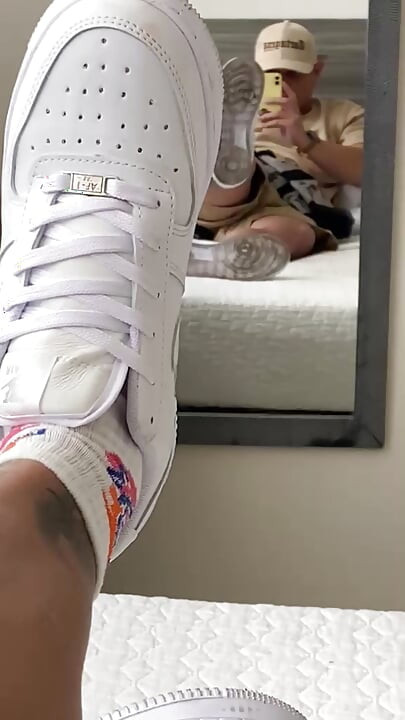 MY SLAVE ADORES MY SWEATY FEET ON MY VACATION IN CARTAGENA
