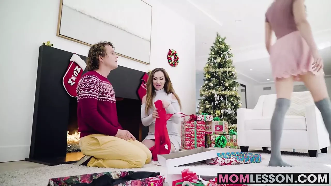 Elena Koshka和她的继母Yasmin玩3P