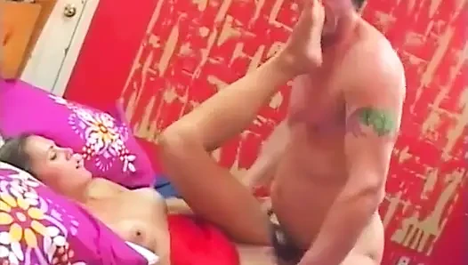 Komşunun güzel kızlarının götü yaşlı adam tarafından yatağında genişletiliyor