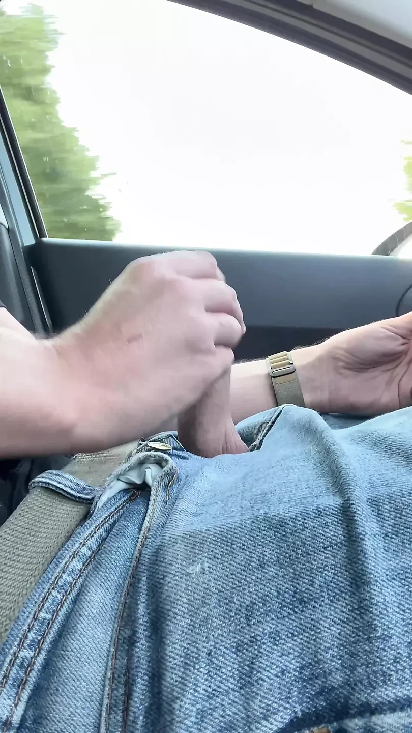 BeENJoY - Masturbándome una gran polla en el coche en medio de la gente que me mira