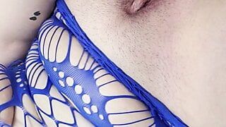 Milf PAWG masturbiert in blauem Netzstrumpf und trifft sich mit Sexspielzeug