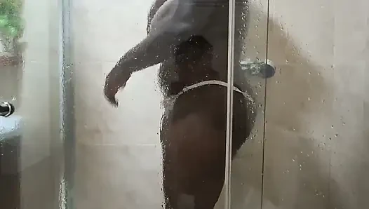 Mantan pacar saya menunggu saya mandi untuk meniduri saya dengan keras
