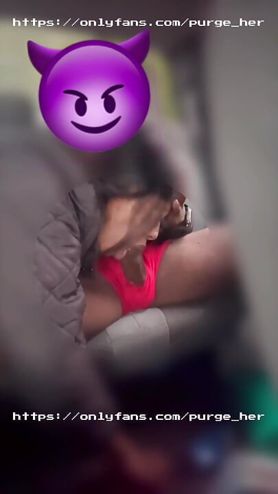 Îmi suge pula pentru plăcerea ei