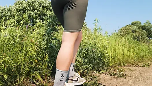 118. Temiz havada yürüyüşe gidelim mi? Beni takip et ve şortla götüme, bacaklarıma ve meme uçlarıma mastürbasyon.