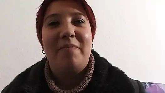 Пухлая рыжая шлюшка мастурбирует игрушкой ее волосатую пизду на кастинге